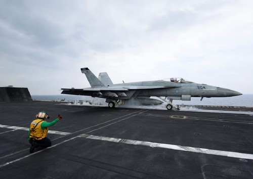 US to send more warships, fighter jets to Middle East to bolster defenses - ảnh 1