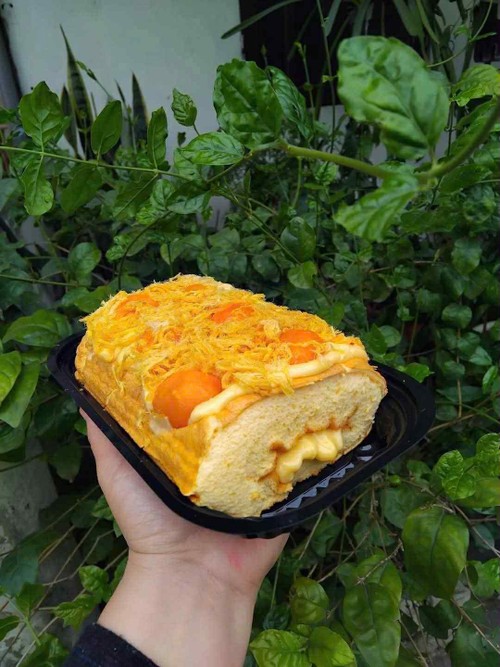 Keto salted egg sponge cake - ảnh 1