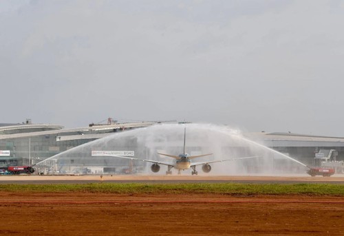 Vietnam's largest passenger jet lands at Long Thanh airport  - ảnh 2