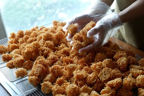 Crispy desiccated coconut cake - ảnh 2