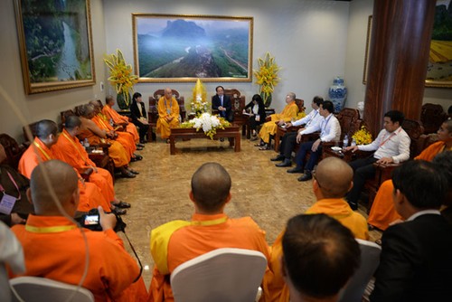 Kaum Buddhis Vietnam bersatu padu dengan kaum Buddhis negara-negara lain membangun dunia yang damai - ảnh 1