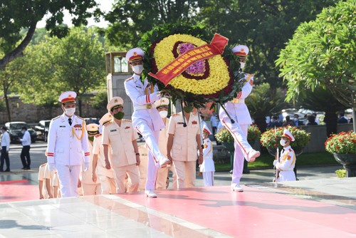 Lãnh đạo Đảng, Nhà nước đặt vòng hoa, tưởng niệm các Anh hùng liệt sỹ - ảnh 8