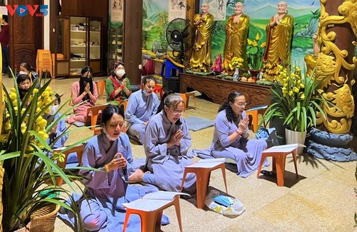 Pergi Ke Pagoda di Awal Tahun – Keindahan Budaya Tradisional Orang Vietnam - ảnh 9