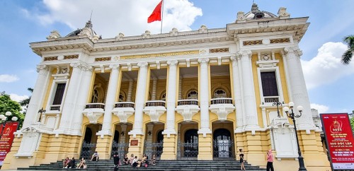 Kota Hanoi Penuh Dengan Bendera dan Bunga Untuk Merayakan Hari Nasional 2 September       - ảnh 12