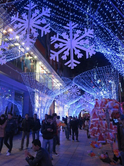 Weihnachtsatmosphäre in Hanoi - ảnh 1