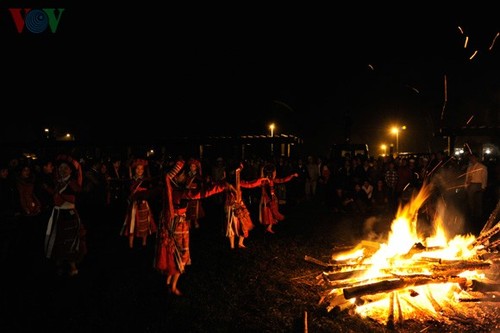 Der heilige Feuertanz von Pa Then - ảnh 2