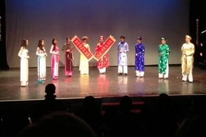 Vietnamesische Studenten in Großbritannien werben für ihre traditionelle Kultur - ảnh 1