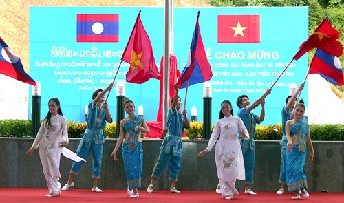 Vietnam und Laos vollenden Grenzsteinaufstellung zwischen beiden Ländern - ảnh 2