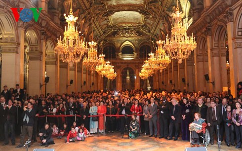 Das Neujahrsfest Tet wird in Frankreich, Großbritannien und Russland feierlich begangen - ảnh 2