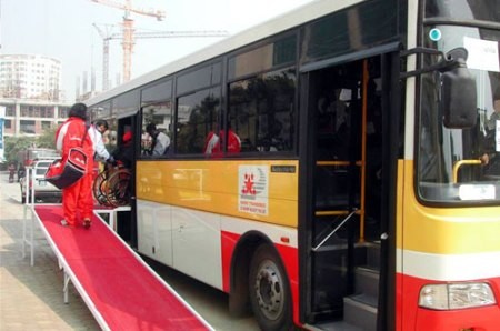 Den Menschen mit Behinderungen helfen - ảnh 1