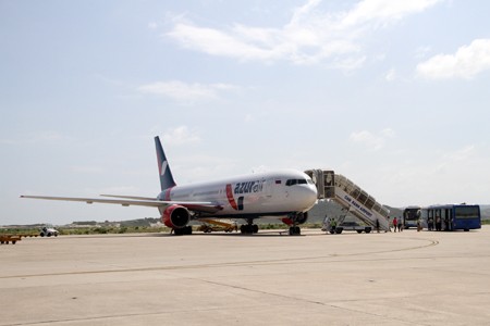 182 internationale Charterflüge landen zum Tetfest im Flughafen Cam Ranh in Khanh Hoa - ảnh 1
