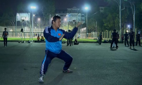 Außergewöhnliche Energie eines sehbehinderten Kampfkunstmeisters - ảnh 1