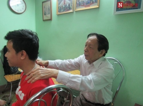 Behandlungsmethode durch das Einwirken auf die Wirbelsäule bringt den Patienten neue Hoffnung - ảnh 1