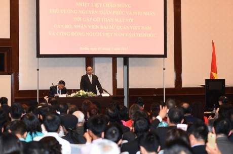 Premierminister Nguyen Xuan Phuc trifft Mitarbeiter der vietnamesischen Botschaft in Deutschland - ảnh 1