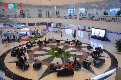 Arbeitsstimmung der Journalisten im internationalen APEC-Pressezentrum - ảnh 1