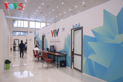 Arbeitsstimmung der Journalisten im internationalen APEC-Pressezentrum - ảnh 12