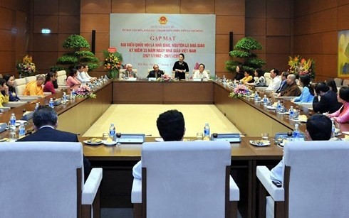 Premierminister und Parlamentsprädentin treffen Abgeordnete, die Lehrer sind - ảnh 1