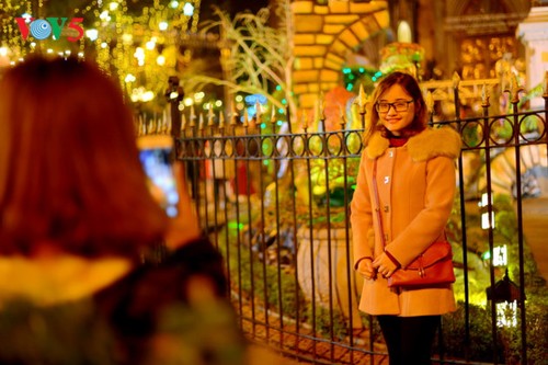 Weihnachtsstimmung bei Kirchen in Hanoi - ảnh 9