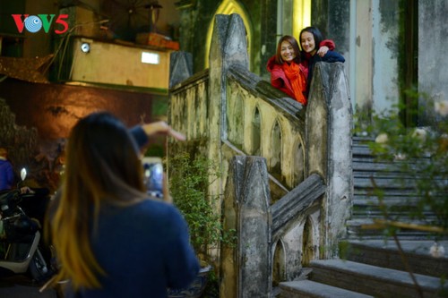 Weihnachtsstimmung bei Kirchen in Hanoi - ảnh 11