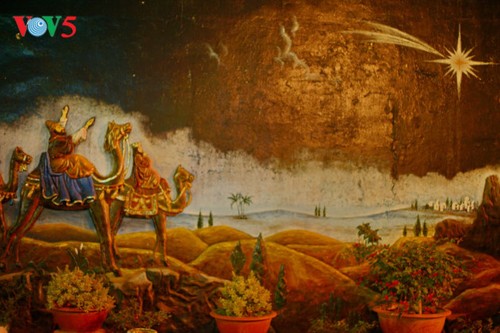 Weihnachtsstimmung bei Kirchen in Hanoi - ảnh 12