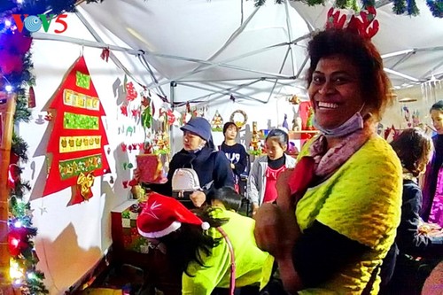 Weihnachtsstimmung bei Kirchen in Hanoi - ảnh 15