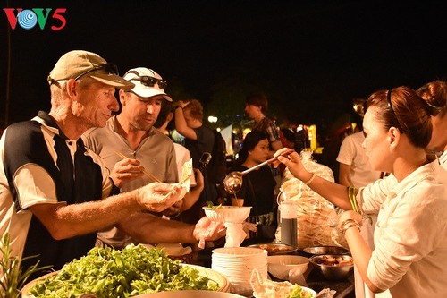 Zehn ausländische Köche beteiligen sich an Wettbewerb zu Cao-Lau-Speise - ảnh 10