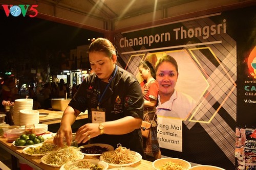 Zehn ausländische Köche beteiligen sich an Wettbewerb zu Cao-Lau-Speise - ảnh 15