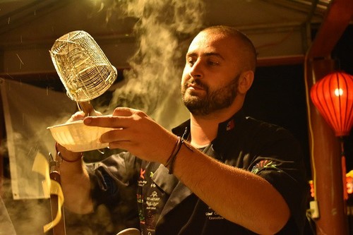 Zehn ausländische Köche beteiligen sich an Wettbewerb zu Cao-Lau-Speise - ảnh 16