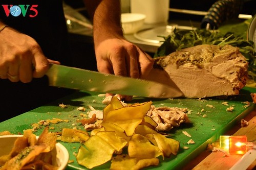 Zehn ausländische Köche beteiligen sich an Wettbewerb zu Cao-Lau-Speise - ảnh 17