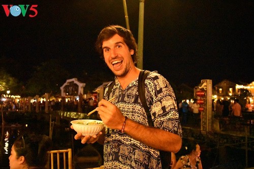 Zehn ausländische Köche beteiligen sich an Wettbewerb zu Cao-Lau-Speise - ảnh 20