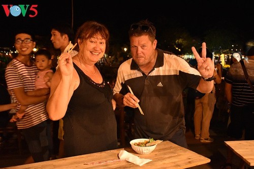 Zehn ausländische Köche beteiligen sich an Wettbewerb zu Cao-Lau-Speise - ảnh 21