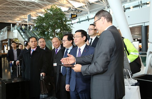 Vize-Premierminister Vuong Dinh Hue besucht den Konzern Zürich Airport - ảnh 1