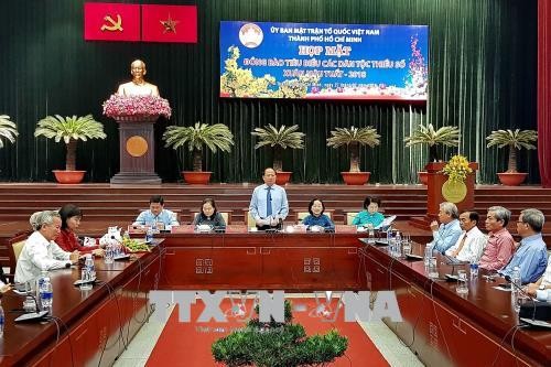 Treffen mit 200 hervorragenden Mitgliedern der ethnischen Minderheiten in Ho Chi Minh Stadt - ảnh 1