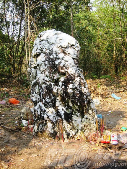 Alter Mann aus weißem Stein – der heilige Stein der Ha Nhi an der Grenze - ảnh 1