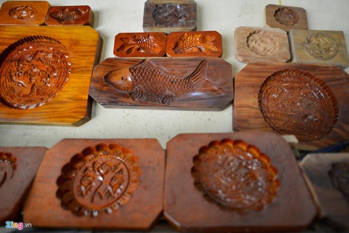 Der Mann, der sich seit 35 Jahren mit der Herstellung der Vollmondkuchenform beschäftigt - ảnh 1