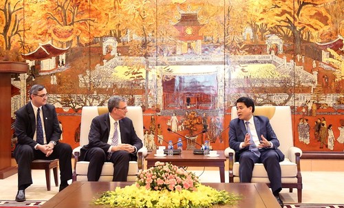 Vorsitzender der Stadt Hanoi empfängt Vertreter der Kirche Jesu Christi der Heiligen der Letzten Tage - ảnh 1