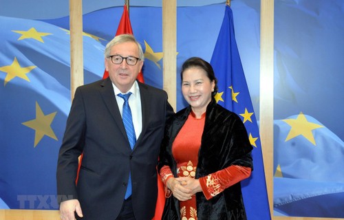 Parlamentspräsidentin Nguyen Thi Kim Ngan trifft Präsident der Europäischen Kommission - ảnh 1