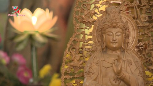 Die Schönheit der Lotusblumen im Sommer in Vietnam genießen - ảnh 7