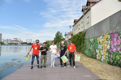 Malerin Nguyen Thu Thuy bemalt die Wand “Französisch-vietnamesischer Frühling” am Seine-Fluss - ảnh 1