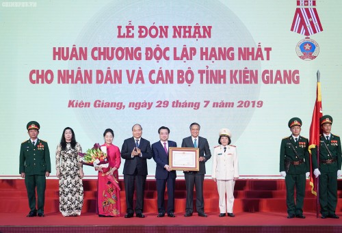 Premierminister Nguyen Xuan Phuc überreicht der Provinz Kien Giang den Unabhängigkeitsorden erster Klasse - ảnh 1