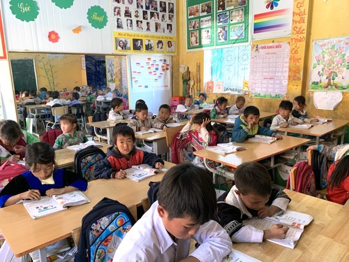 Warme Kleidung im Winter für die Kinder in Lao Cai - ảnh 1