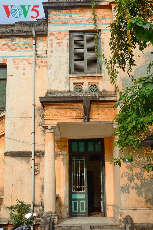 Die architektonische Schönheit der alten Villa, wo sich die Rundfunkstation Bach Mai befand - ảnh 2
