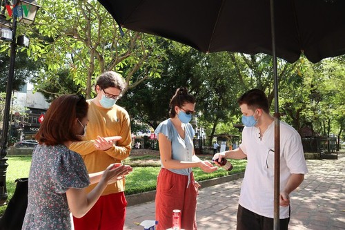 Gedenkstätten in Hanoi am ersten Tag der Wiedereröffnung - ảnh 3