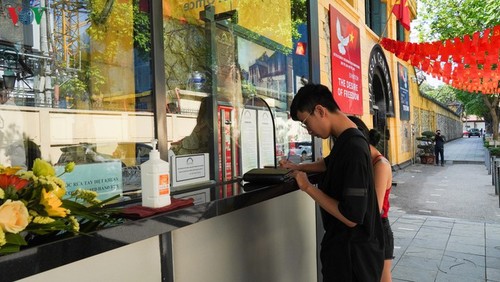 Gedenkstätten in Hanoi am ersten Tag der Wiedereröffnung - ảnh 9