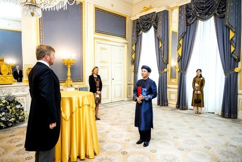 Männliche Angestellte in Hue tragen Ao Dai zur Arbeit: Traditionelle Trachten des Volkes bewahren - ảnh 8