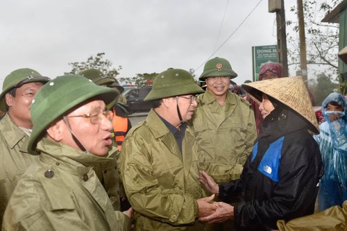 Vize-Premierminister Trinh Dinh Dung: Konzentration auf den Schutz des Lebens der Bevölkerung - ảnh 1