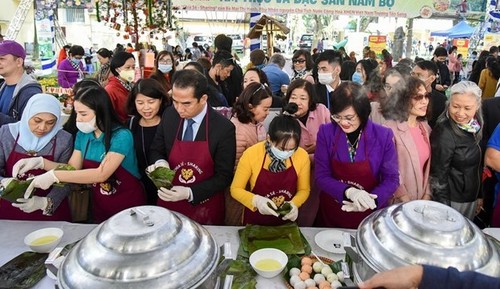 Das internationale kulinarische Festival bietet viele typische Gerichte und Produkte an - ảnh 1