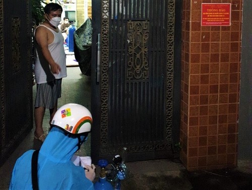 Geschichten von “besonderen” Freiwilligen an vorderster Front im Kampf gegen die Covid-19-Pandemie - ảnh 1