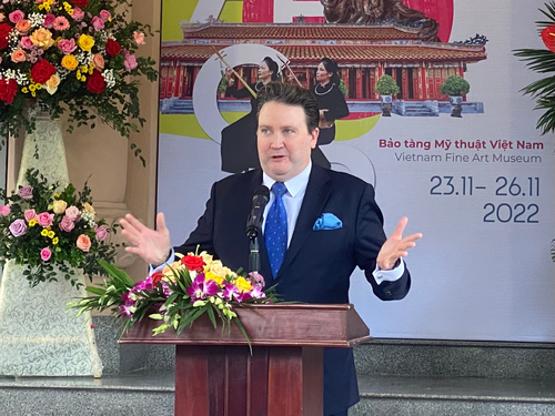Ausstellung „Stiftung für Kulturerhaltung des US-Botschafters – Zwei Jahrzehnte Zusammenarbeit mit Vietnam“ - ảnh 1