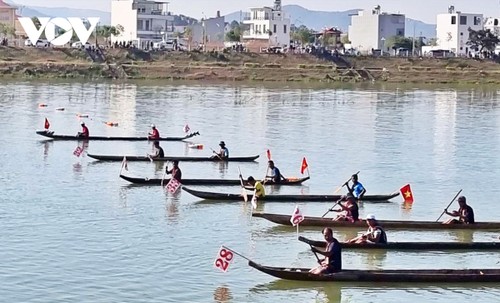 Das Einbaum-Rennen auf dem Fluss Dak Bla - ảnh 1